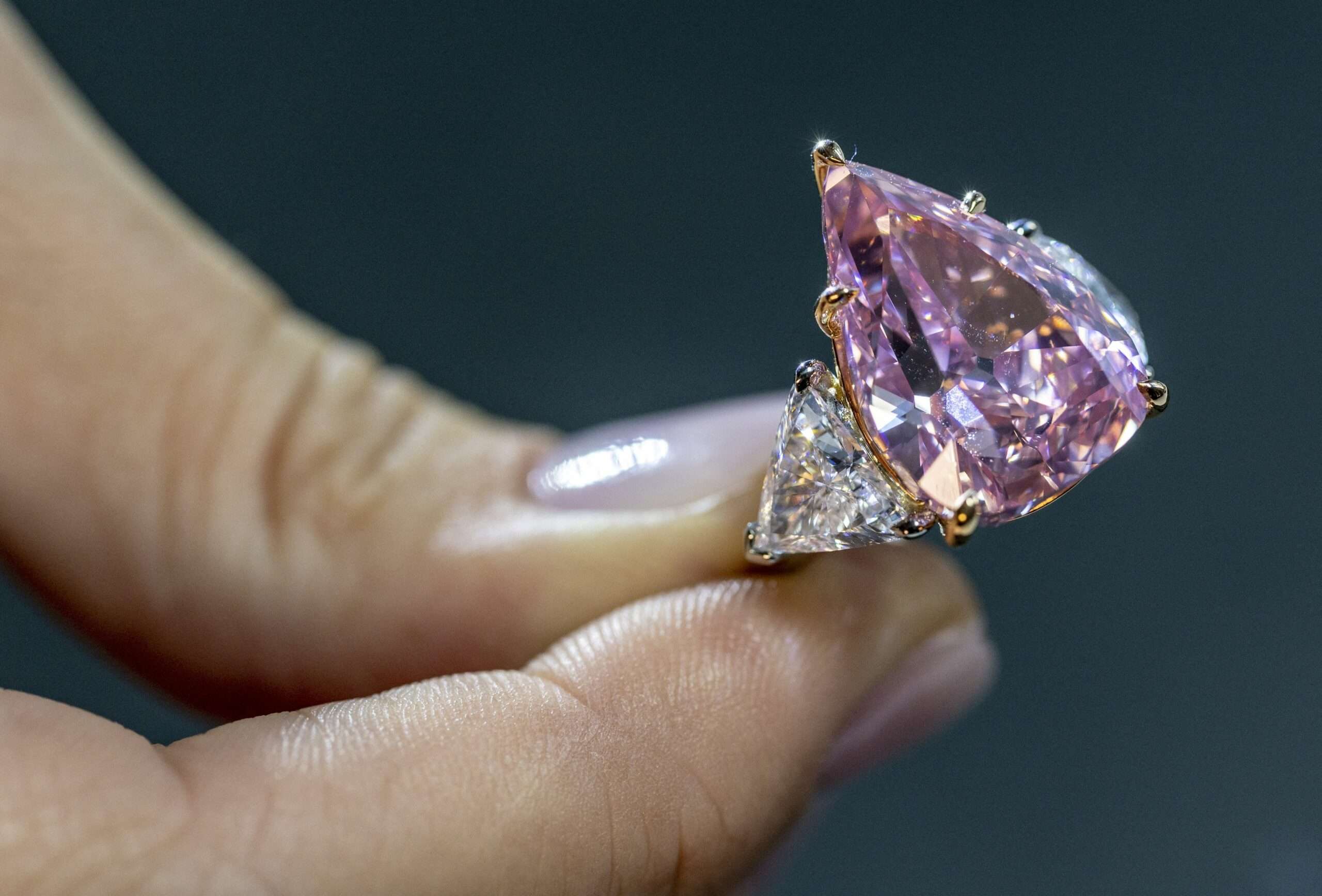 кольцо в с розовым бриллиантом