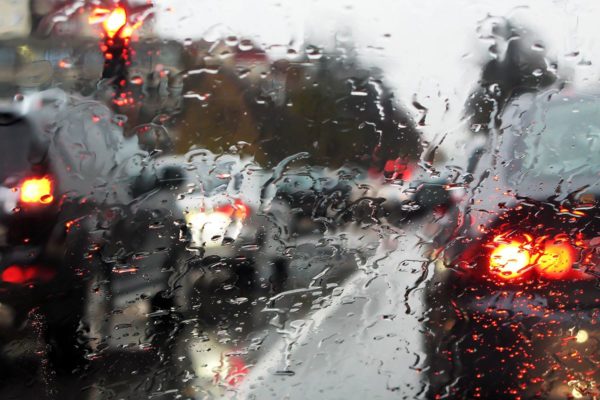 Как безопасно водить машину во время дождя и не попасть в аварию?