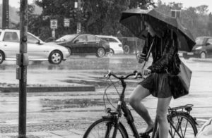 Как безопасно ездить на велосипеде во время дождя и не упасть?
